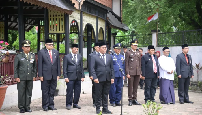 Jelang HUT ke-80 RI, Bupati Aceh Besar Ziarah ke Makam Pahlawan Teuku Nyak Arief