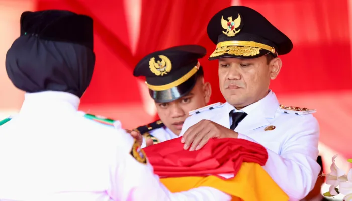 Wakil Gubernur AcehbPimpin Upacara Penurunan Bendera HUT RI Ke-80