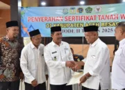 Wabup Syukri Serahkan Sertifikat Tanah Wakaf Periode II Tahun 2025