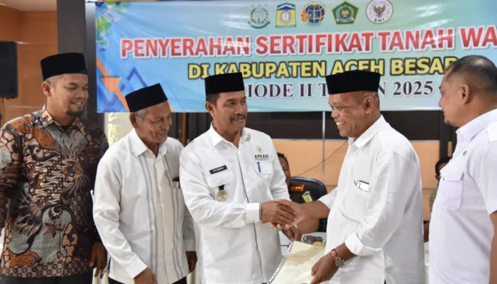 Wabup Syukri Serahkan Sertifikat Tanah Wakaf Periode II Tahun 2025