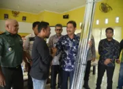 Pemkab Aceh Besar Serahkan Bantuan Material untuk Korban Angin Kencang di Peukan Bada