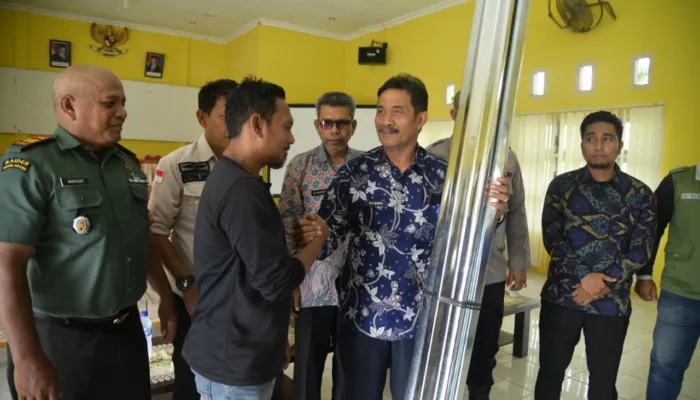 Pemkab Aceh Besar Serahkan Bantuan Material untuk Korban Angin Kencang di Peukan Bada