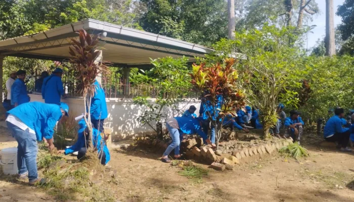 Mahasiswa KKM Unida Bersihkan Makam Ulama Aceh Tgk. H. Oemardiyan di Kedah Malaysia