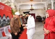 Peringatan HUT RI ke-80, Gubernur Aceh dan Istri Serahkan cendera mata pada Keluarga Pahlawan
