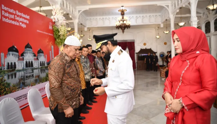 Peringatan HUT RI ke-80, Gubernur Aceh dan Istri Serahkan cendera mata pada Keluarga Pahlawan