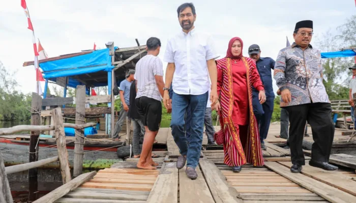 Naik Rakit, Gubernur Mualem Tinjau Akses Kuala Baru di Aceh Singkil