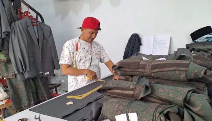 Marwan Yusuf: Dari Remaja Penjahit Hingga Pemimpin Gampong yang Tetap Rendah Hati