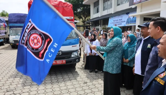 Ibu Gubernur Aceh Lepas 3 Truk Bantuan Dinsos Aceh ke Tiga Kabupaten Terdampak Banjir