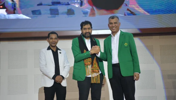 Mualem Hadiri Pelantikan Pengurus IKA Unimal