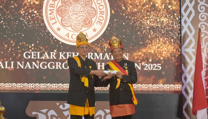 Menteri Dalam Negeri Tito Karnavian Dianugerahi gelar adat “Petua Panglima Hukom Nanggroe” dari Wali Nanggroe Aceh