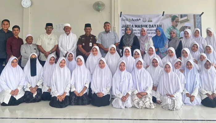 Kejati Aceh Gelar Program “Jaksa Masuk Dayah”  Ratusan Santri Antusias Ikuti Penyuluhan Hukum dan Edukasi Keuangan