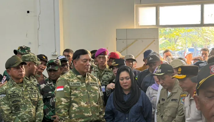 Panglima TNI Dampingi Menhan RI Tinjau Langsung Pengungsi Banjir di Pidie Jaya