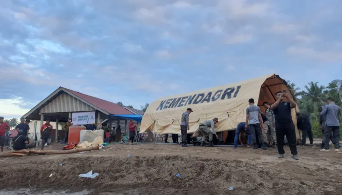 Kemendagri Kirim Tenda Peleton, Satpol PP-WH Aceh Dirikan Pos Pengungsian di Manyang Cut