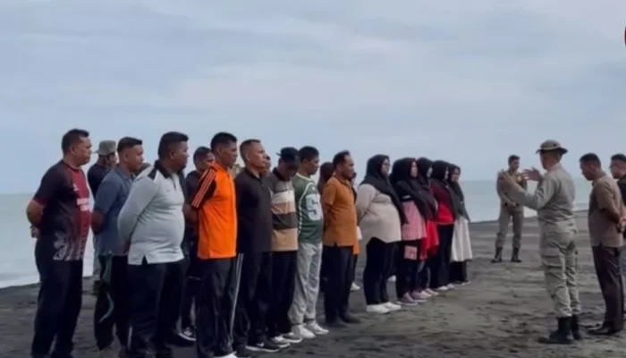 Pegawai PPPK Satpol PP dan WH Aceh Jalani Pembekalan Dasar di Pantai Alue Naga