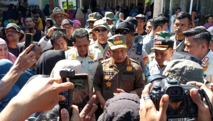 Mendagri Tito Karnavian Tinjau Langsung Lokasi Banjir di Pidie, Serahkan Bantuan untuk Pengungsi