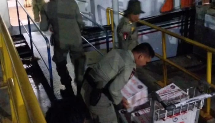 Satpol PP dan WH Aceh Kebutan Distribusi Logistik via Jalur Laut untuk Wilayah Terdampak Banjir