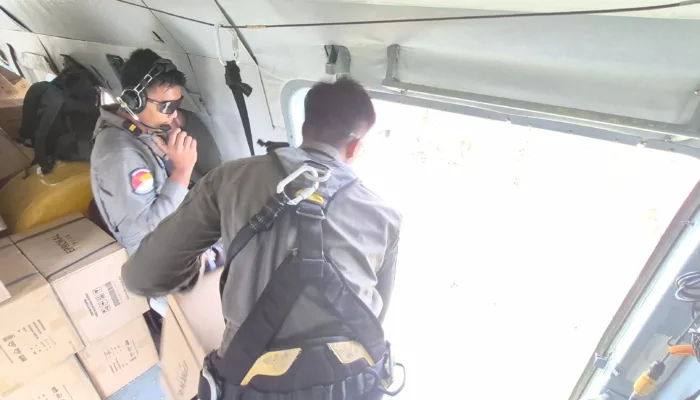 Akses Darat Putus, Helikopter MI – 17 TNI AD kirim bantuan lewat jalur Udara  ke Kota Langsa
