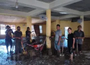 35 Relawan Gampong Doy Ulee Kareng Kuras Lumpur Tebal di MTsN 2 Pidie Jaya
