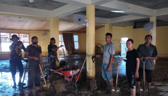35 Relawan Gampong Doy Ulee Kareng Kuras Lumpur Tebal di MTsN 2 Pidie Jaya