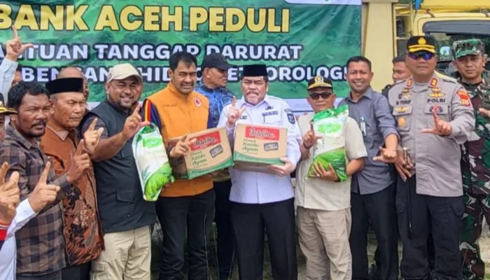 Gubernur Aceh Mualem dan Dirut BAS Salurkan Bantuan untuk Korban Banjir di Subulussalam