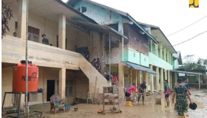 Pulihkan Kegiatan Belajar Mengajar, Kementerian PU Mulai Bersihkan Sarana Pendidikan di Aceh Tamiang