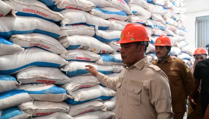Pastikan Stok Pupuk Pasca Banjir, Bupati Aceh Besar Tinjau Gudang PIM di Blang Bintang