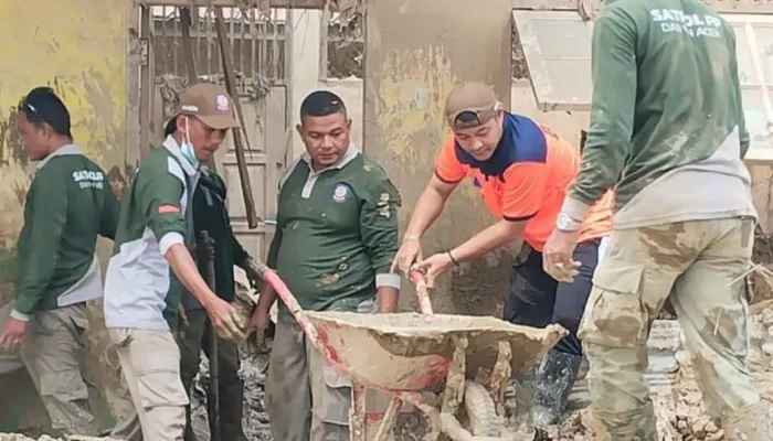 Relawan ASN Satpol PP dan WH Aceh Gotong Royong Bersihkan SD Negeri Kota Lintang Pasca Banjir