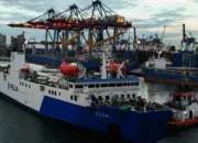 KM Egon Selamatkan 18 Kru Kapal Swasta Tenggelam di Laut Jawa