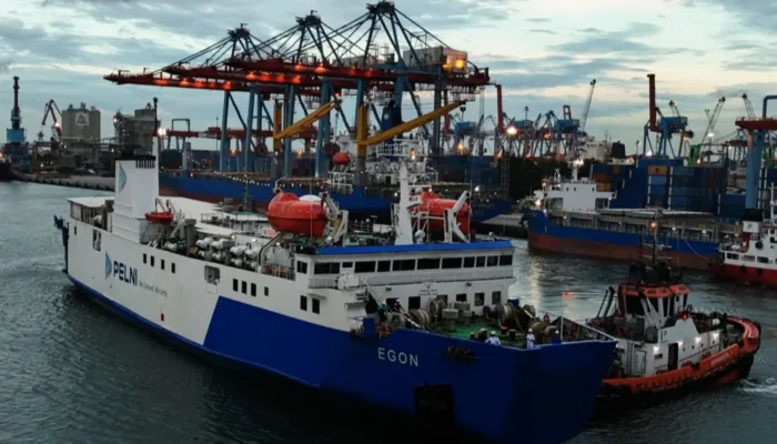 KM Egon Selamatkan 18 Kru Kapal Swasta Tenggelam di Laut Jawa