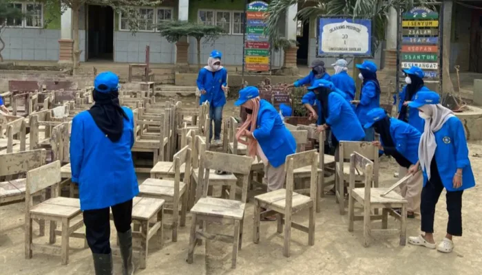 Relawan Unida Kuras Lumpur dan Bersihkan Fasilitas Umum di Aceh Tamiang, LLDikti XIII Beri Apresiasi