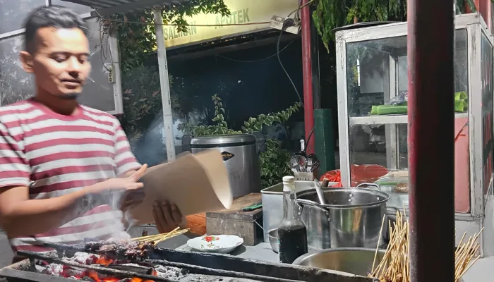 Sate Adoe Matang, Sensasi Gurih Sate dengan Kuah Soto Khas di Ajun Aceh Besar