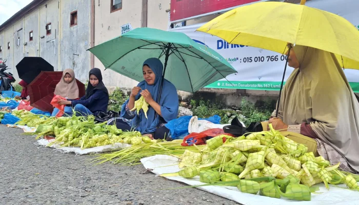 Pedagang Bungkusan Ketupat Musiman Ramai Jelang Idul Fitri di Aceh Besar