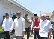 Wagub Aceh Dampingi Mendagri dan Mensos Tinjau Huntara serta Serahkan Bantuan Korban Bencana di Pidie Jaya