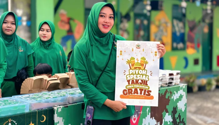 Taburkan Kebaikan di Bulan Suci, Persit KCK Cabang XXX Yonif 112/DJ Bagikan Takjil