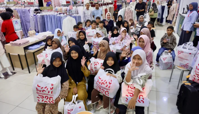 Kak Ana Ajak Anak yatim Berbelanja Baju Lebaran di Plaza Aceh