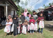 Marlina Muzakir Hibur Anak Korban Banjir di Bireuen, Serahkan Santunan dan Baju Lebaran