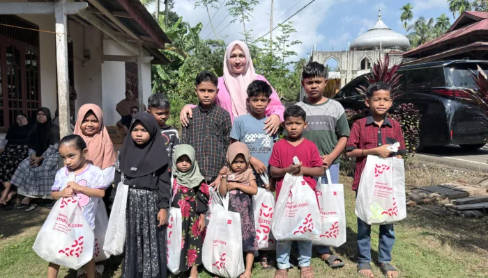 Marlina Muzakir Hibur Anak Korban Banjir di Bireuen, Serahkan Santunan dan Baju Lebaran