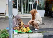 Kak Ana Keliling Kota Berbagi Daging Meugang Kepada Warga Kurang Mampu