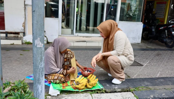 Kak Ana Keliling Kota Berbagi Daging Meugang Kepada Warga Kurang Mampu