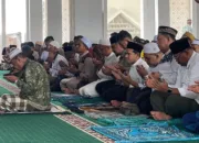 Akhiri Bulan Ramadhan, Wagub Aceh dan Mendagri Salat Jumat di Masjid Darussalam Kawasan Huntara Aceh Tamiang