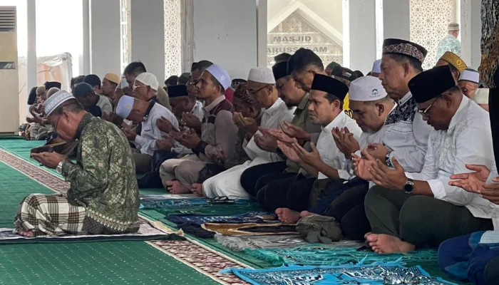 Akhiri Bulan Ramadhan, Wagub Aceh dan Mendagri Salat Jumat di Masjid Darussalam Kawasan Huntara Aceh Tamiang