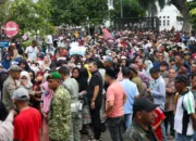 Seribuan Warga Padati Meuligoe Terima THR dari Mualem