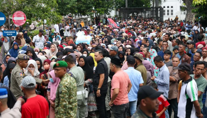 Seribuan Warga Padati Meuligoe Terima THR dari Mualem