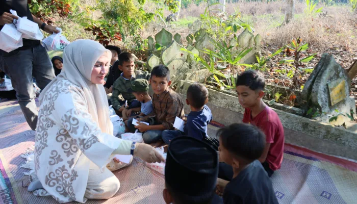 Kak Ana Santuni Anak Yatim dan Ziarah ke Makam Keluarga