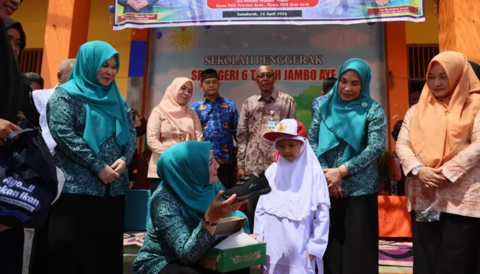 Istri Gubernur Aceh Tunaikan Janji, Bagikan Seragam untuk Siswa Terdampak Bencana di Aceh Utara