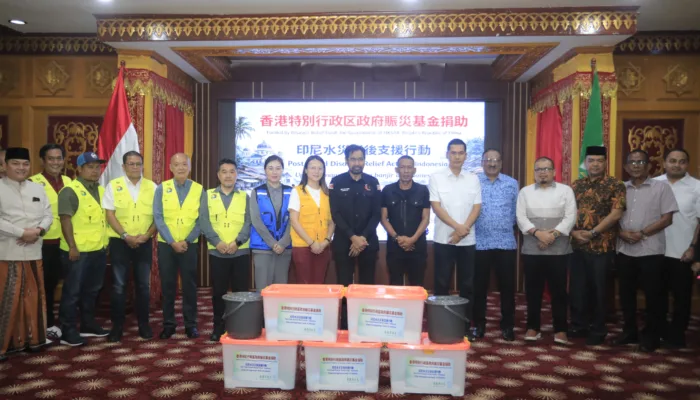 Gubernur Aceu Mualem Menerima Bantuan kemanusiaan Dari Jaringan Relawan Internasional Asal Tiongkok Dan Malaysia
