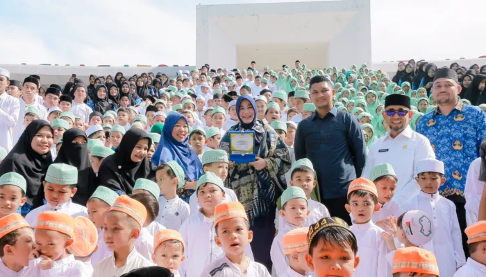 Santri Hafiz Cendekia Foto Bersama Wali Kota Banda Aceh di Taman Bustanul Salatin