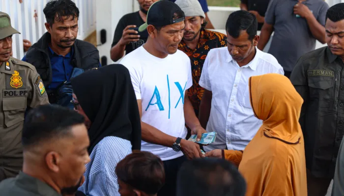 Mualem Bagikan Uang Meugang dari Dana Pribadi