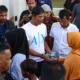 Mualem Bagikan Uang Meugang dari Dana Pribadi
