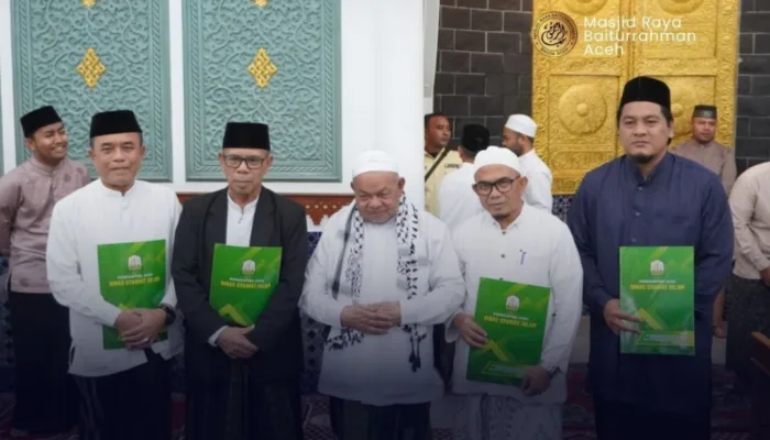Imam Besar Masjid Raya Baiturrahman Abu Paya Pasi Serahkan SK Tiga Wakil Imam dan Kepala Humas